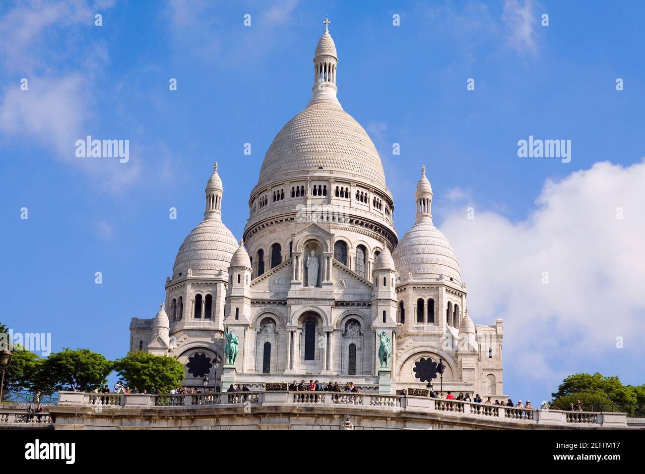 Vue à angle bas d'une basilique, basilique du Sacré-cœur, Montmartre, Paris, France Banque D'Images