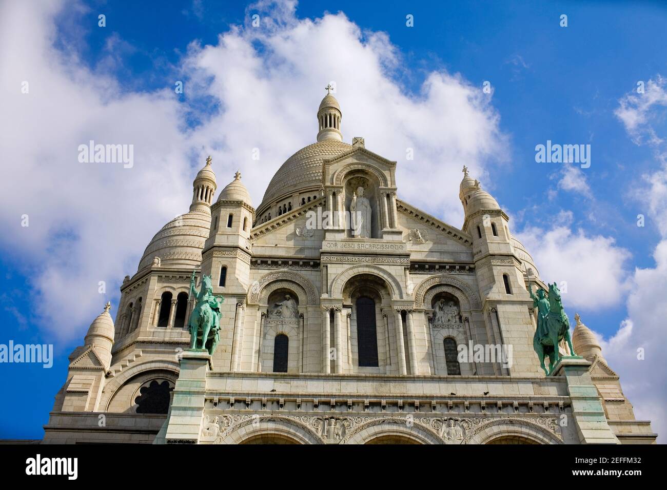 Vue à angle bas d'une basilique, basilique du Sacré-cœur, Montmartre, Paris, France Banque D'Images