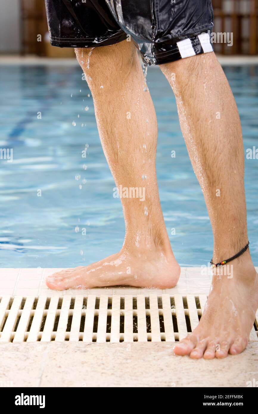 Vue en coupe basse d'un homme adulte moyen debout la piscine Banque D'Images