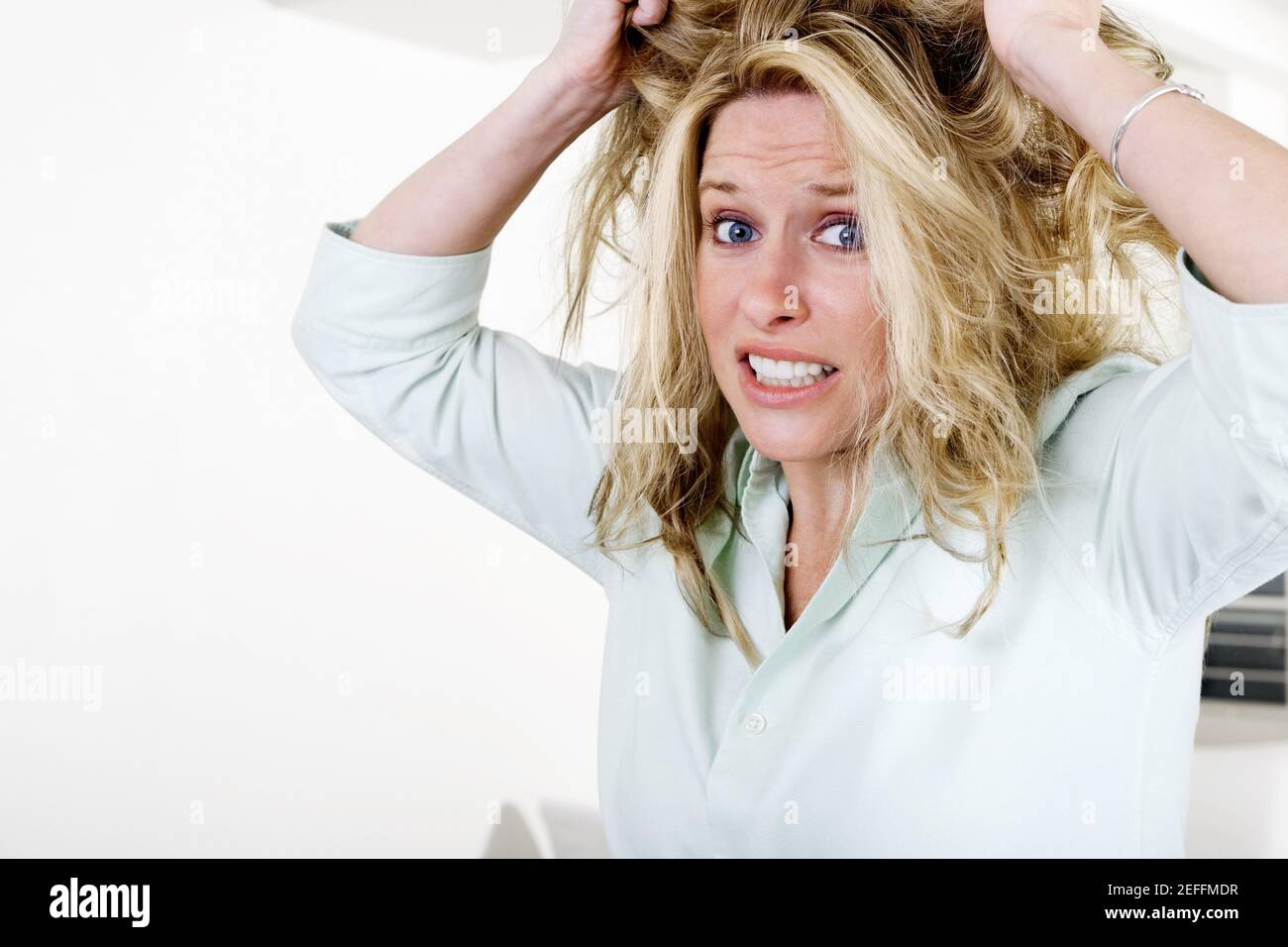 Portrait d'une femme d'affaires tirant ses cheveux Banque D'Images