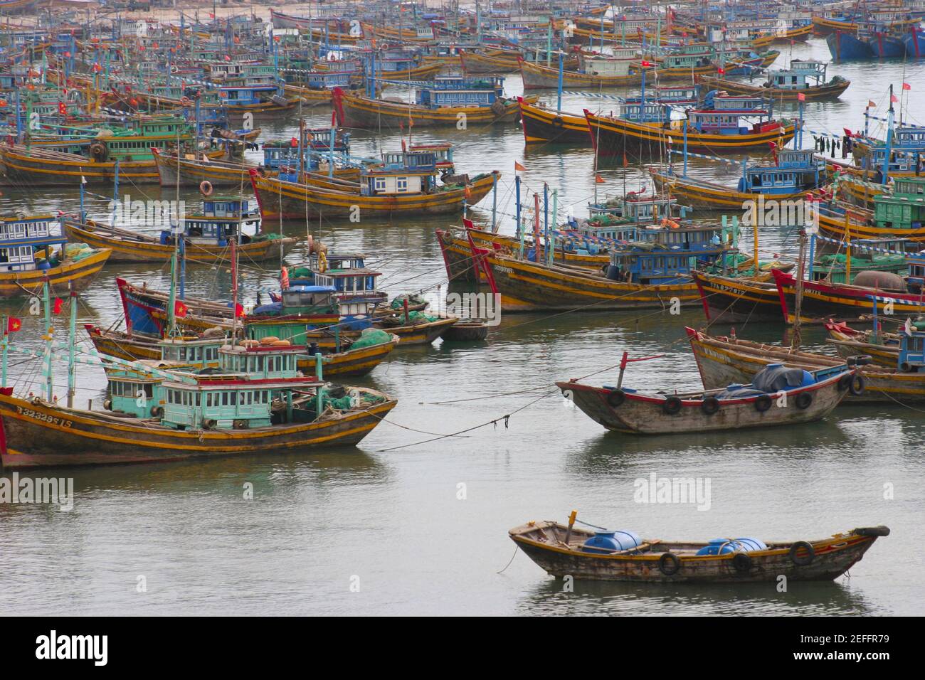 Vue panoramique sur les bateaux amarrés dans un port, Hoi an, Vietnam Banque D'Images