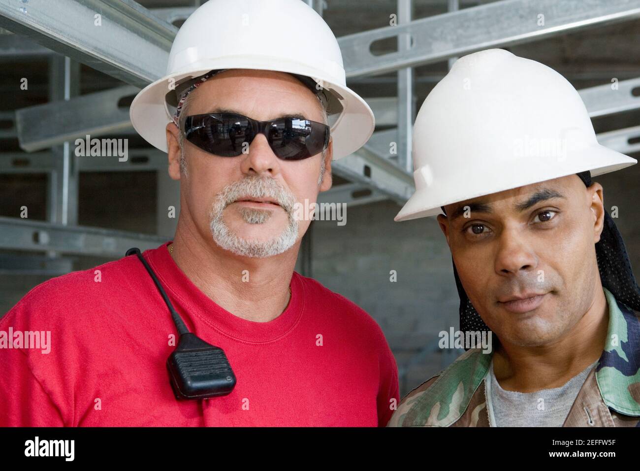 Gros plan de deux ouvriers de la construction masculins sur un chantier de construction Banque D'Images