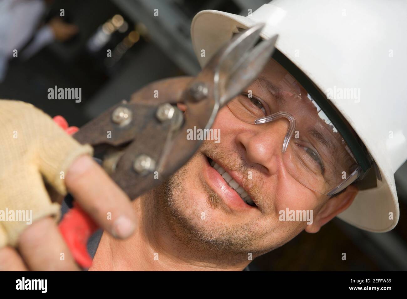 Gros plan d'un ouvrier de la construction mâle tenant un outil de coupe Banque D'Images