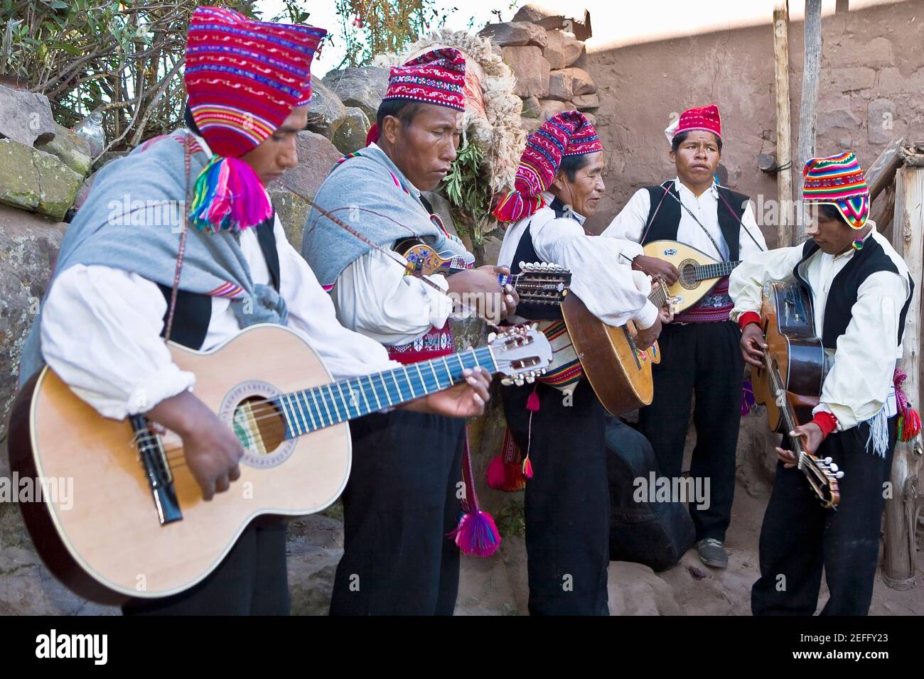 Cinq guitaristes qui s'exécutent, Lake Titicaca, Taquile Island, Puno, Pérou Banque D'Images