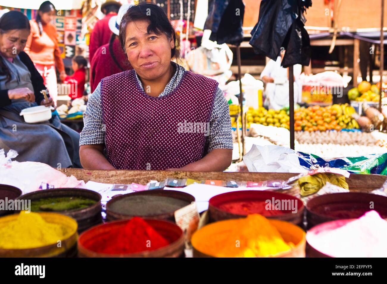 Portrait d'une femme mûre debout à un marché, au Pérou Banque D'Images