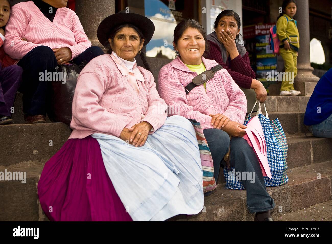 Portrait d'une femme âgée avec une femme adulte de taille moyenne assise sur des marches, Pérou Banque D'Images