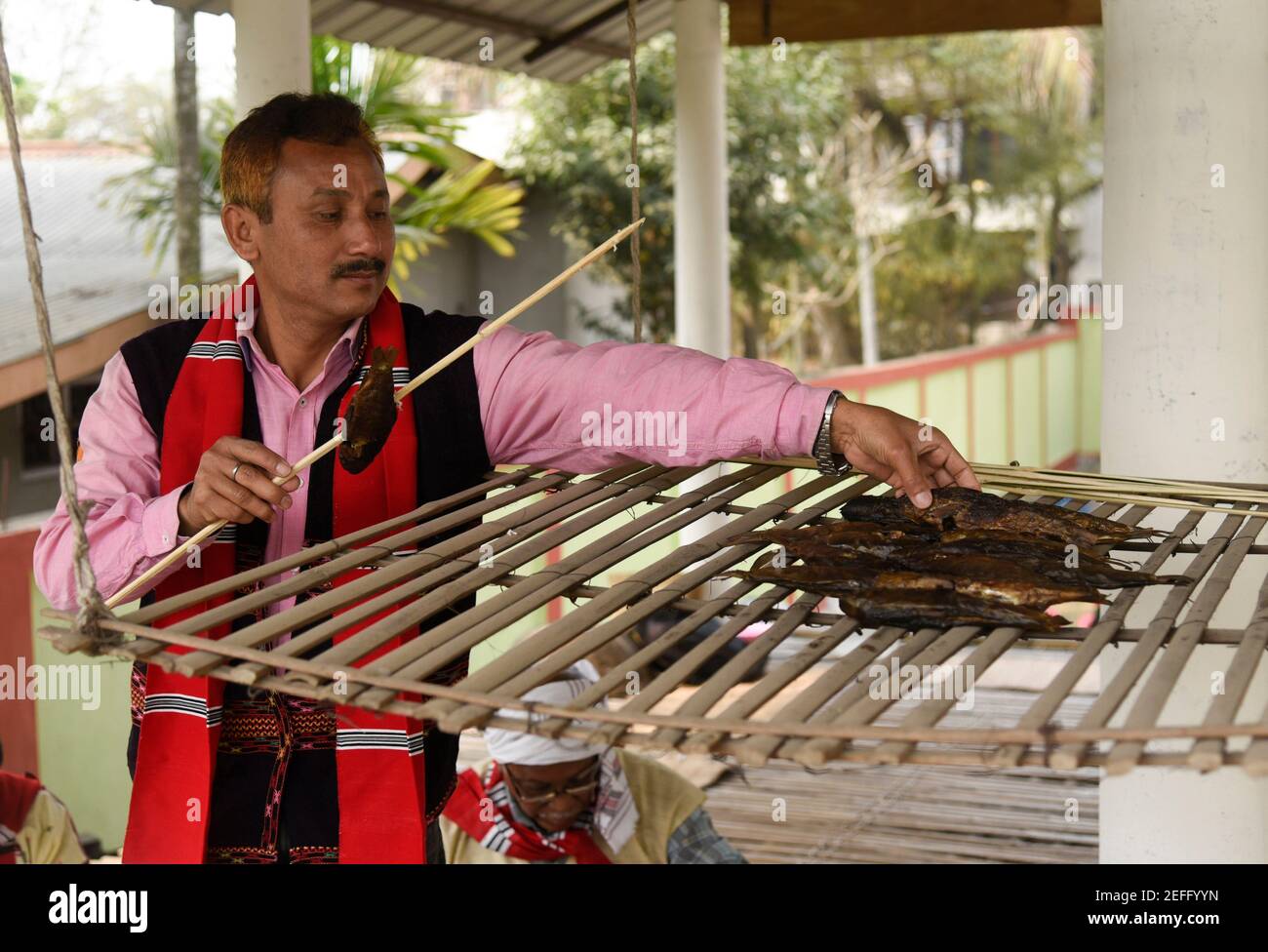 Guwahati, Inde. 17 février 2021. Méprise de gens tribaux préparant des aliments traditionnels lors du festival Ali-Aye-Ligang à Guwahati, en Inde, le 17 février 2021. Ali-Aye-Ligang, le principal festival de récolte de la communauté ethnique malin, ce festival de printemps associé à l'agriculture, en particulier avec le début de la culture de paddy de l'AHU. Credit: David Talukdar/Alamy Live News Credit: David Talukdar/Alamy Live News Banque D'Images