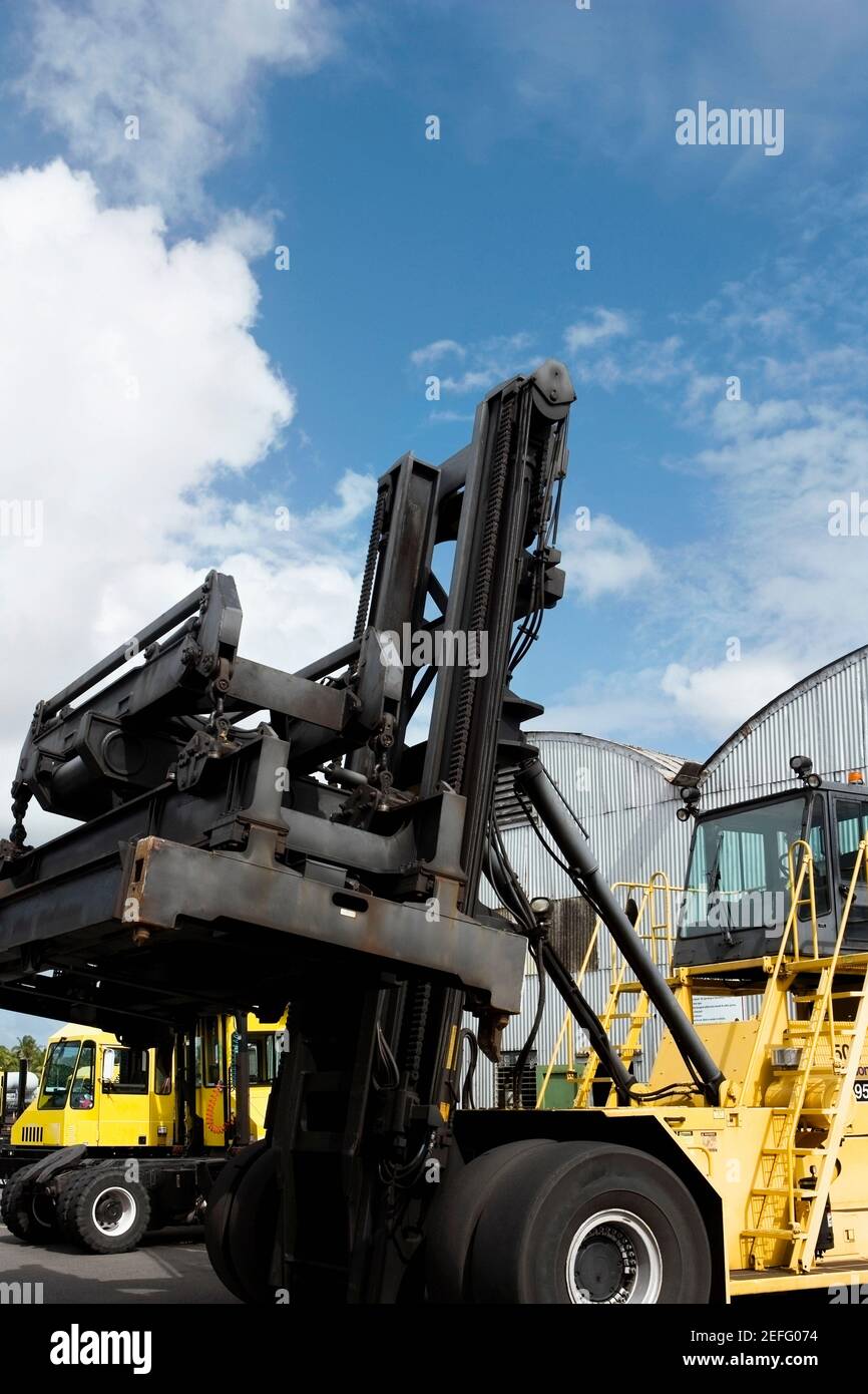 Chariots élévateurs sur un quai commercial Banque D'Images