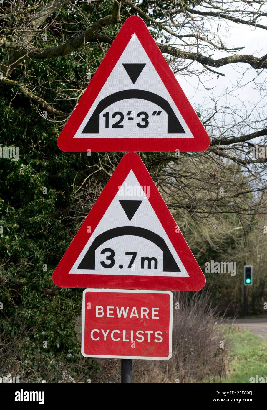 Panneaux routiers en mesures impériales et métriques, Warwickshire, Royaume-Uni Banque D'Images