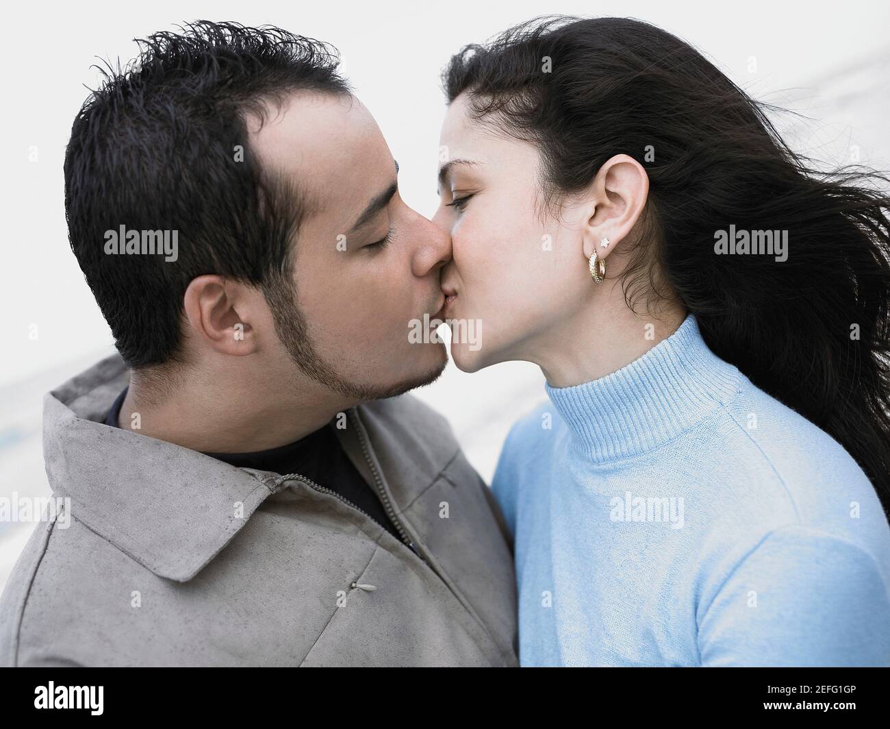 Gros plan d'un jeune couple qui embrasse Banque D'Images