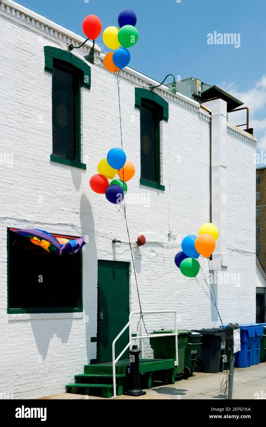Ballon attaché avec une main courante devant un bâtiment Banque D'Images