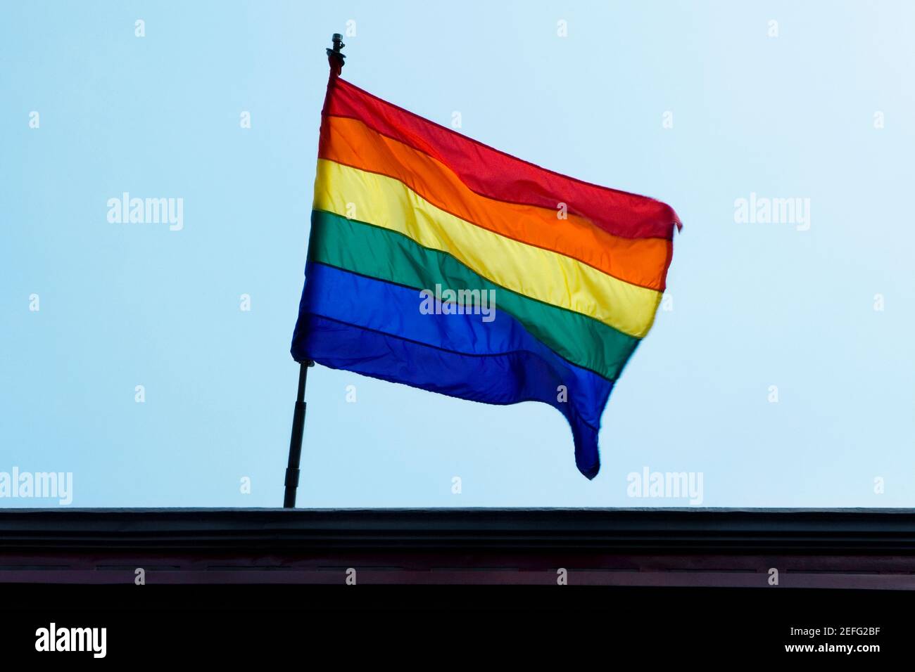 Vue à angle bas d'un drapeau arc-en-ciel flottant Banque D'Images