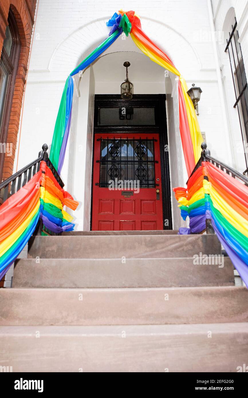Décoration drapeau de fierté gay menant à une porte Banque D'Images