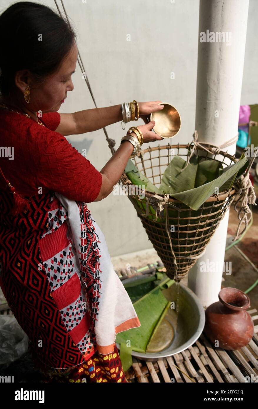 Guwahati, Inde. 17 février 2021. Une femme tribale malante préparant une bière traditionnelle de riz lors du festival Ali-Aye-Ligang à Guwahati, en Inde, le 17 février 2021. Ali-Aye-Ligang, le principal festival de récolte de la communauté ethnique malin, ce festival de printemps associé à l'agriculture, en particulier avec le début de la culture de paddy de l'AHU. Credit: David Talukdar/Alamy Live News Credit: David Talukdar/Alamy Live News Banque D'Images