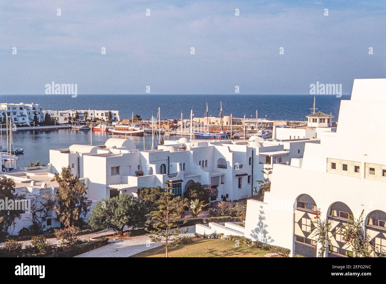 1988 Port El Kantaoui est un complexe touristique situé à 10 kilomètres au nord de Sousse, dans le centre de la Tunisie. Il a été construit en 1979 spécifiquement comme un centre touristique autour d'un grand port artificiel qui fournit amarrage avec 340 postes pour les yachts de luxe et les bateaux. Bateaux de luxe amarrés dans le port de plaisance de Port el Kantaoui, Tunisie, Afrique du Nord Banque D'Images