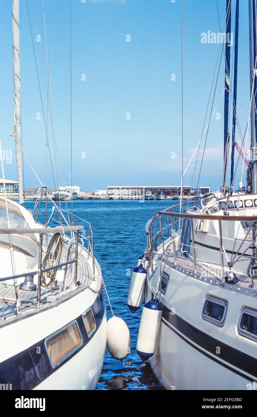 1988 Port El Kantaoui est un complexe touristique situé à 10 kilomètres au nord de Sousse, dans le centre de la Tunisie. Il a été construit en 1979 spécifiquement comme un centre touristique autour d'un grand port artificiel qui fournit amarrage avec 340 postes pour les yachts de luxe et les bateaux. Bateaux de luxe amarrés dans le port de plaisance de Port el Kantaoui, Tunisie, Afrique du Nord Banque D'Images