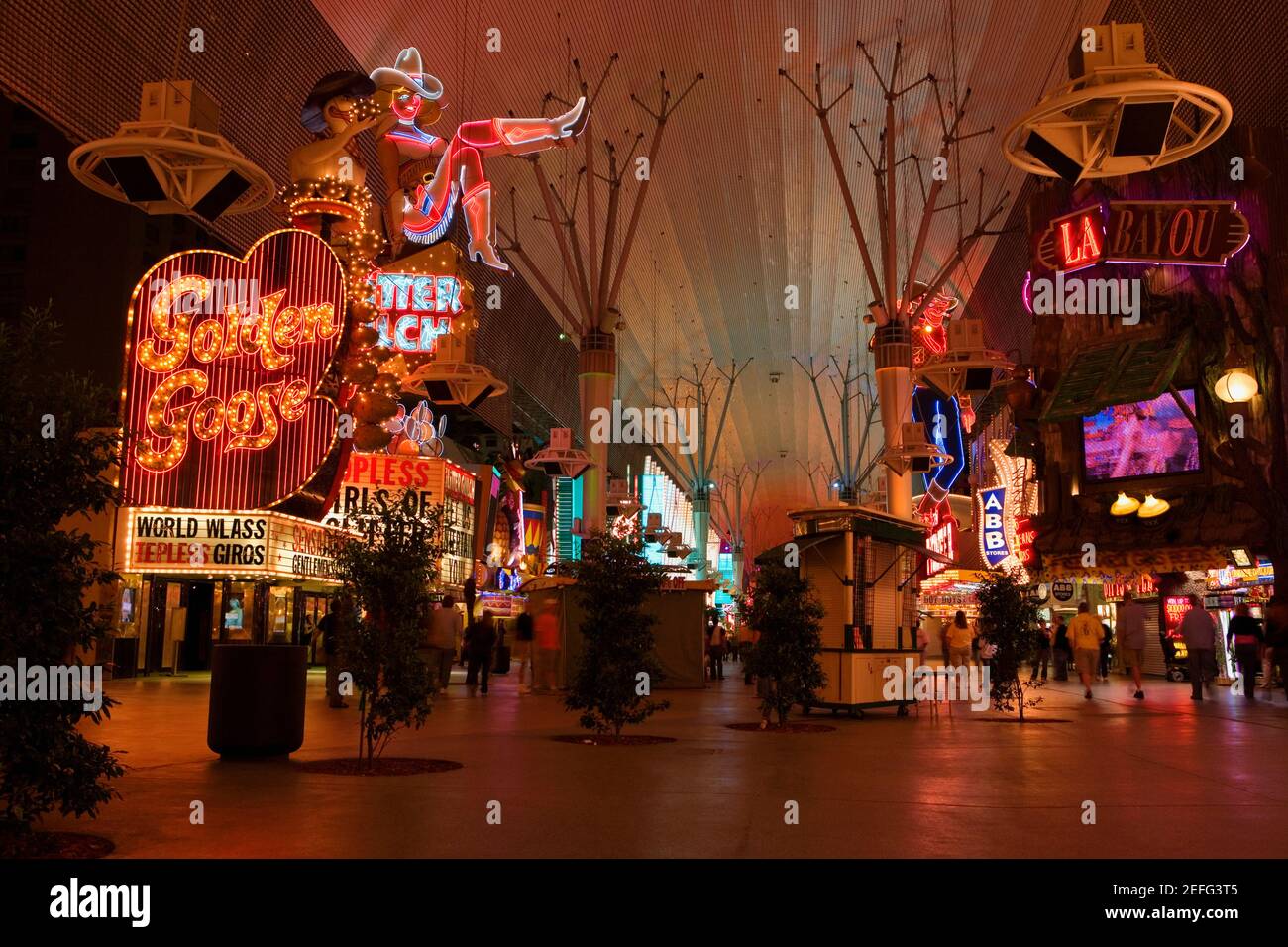 Personnes marchant dans un casino, Las Vegas, Nevada, Etats-Unis Banque D'Images