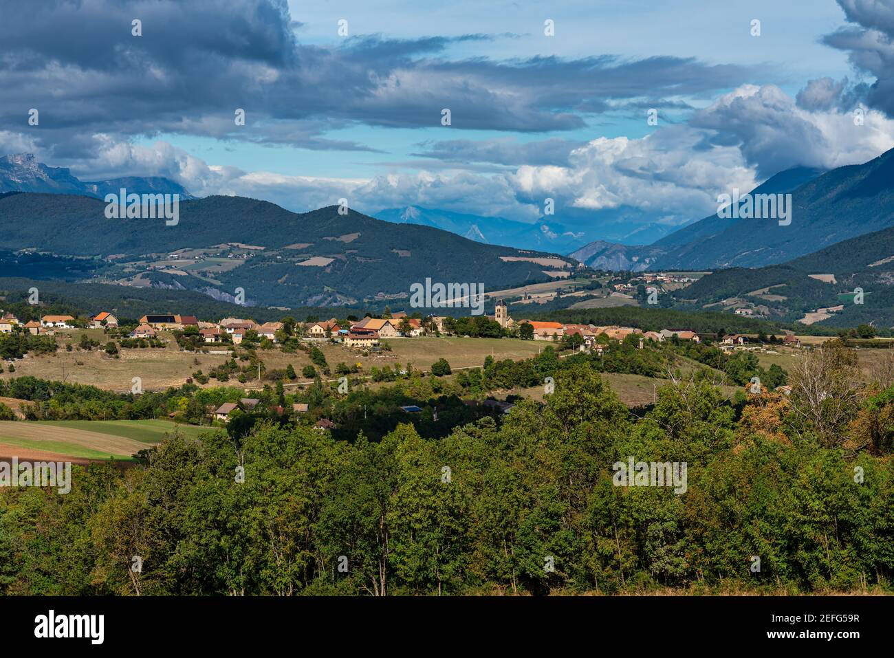 Vue panoramique sur la vallée de Trieves avec le massif montagneux du Vercors près du village de Bourg Saint Maurice depuis le sommet de la montagne Menil, Rhône-Alpes, FR Banque D'Images