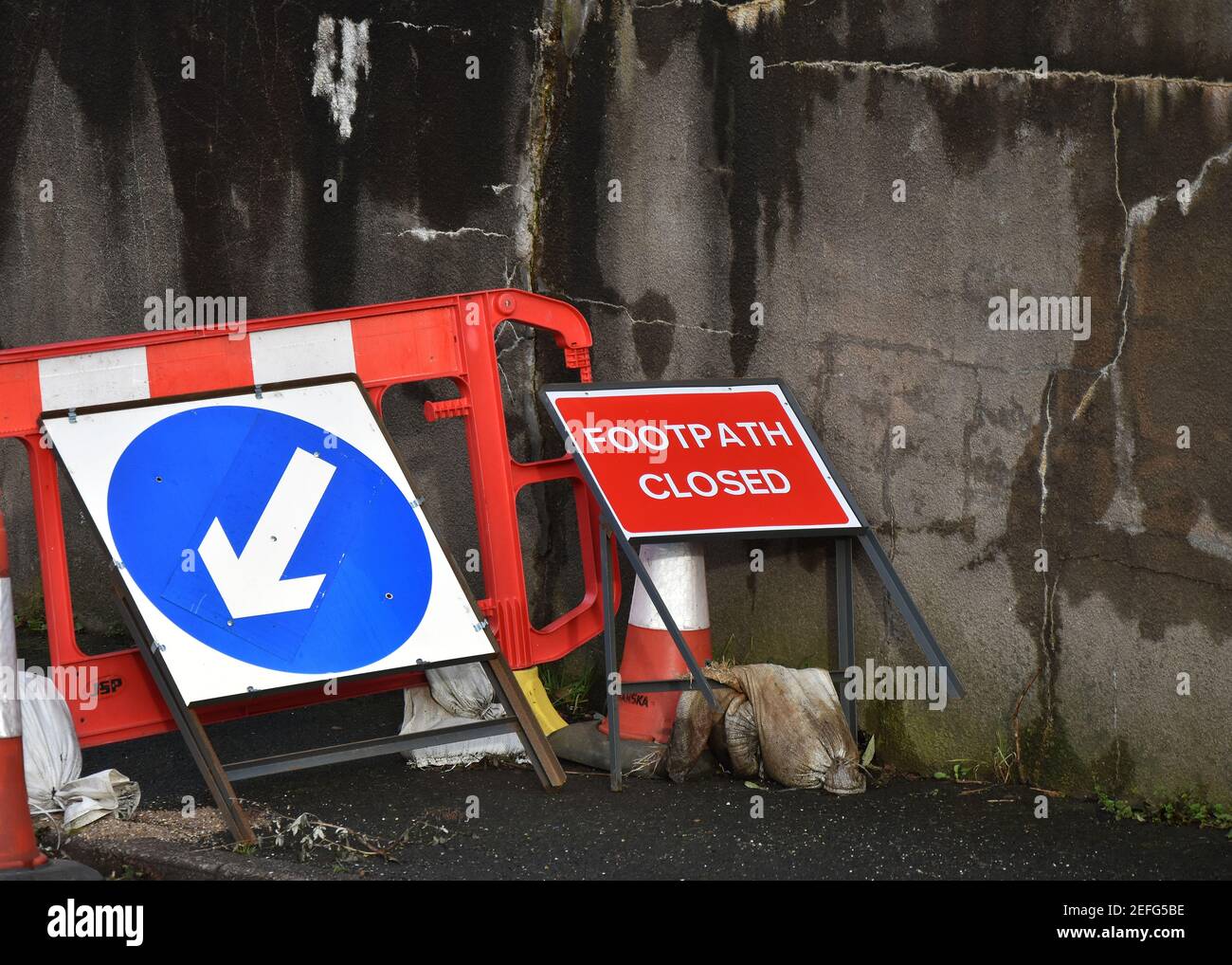 Panneaux UK Road tels que trouvés dans les rues de North Devon, sentier fermé Banque D'Images