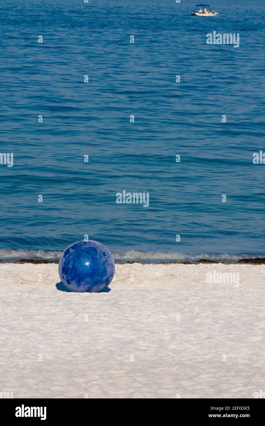 Beach ball sur la plage, St Petersburg, Floride, Etats-Unis Banque D'Images