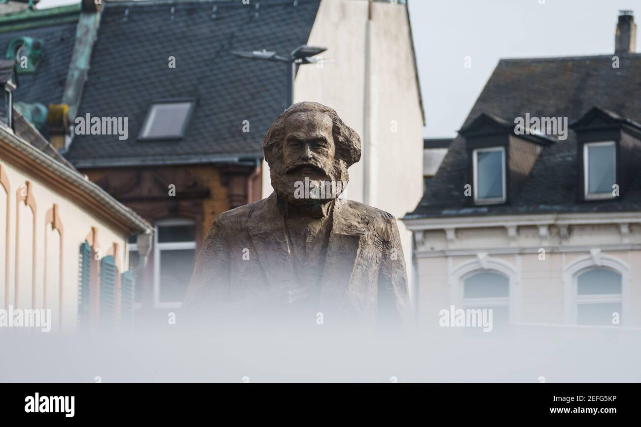 16 février 2021, Rhénanie-Palatinat, Trèves : statue de Karl Marx sur Simeonstiftplatz. La statue a été dévoilée le 5 mai 2018 pour marquer le 200e anniversaire de la naissance de Karl Marx dans sa ville natale. Le philosophe, économiste, journaliste et auteur de 'Capital', critique de la société capitaliste du XIXe siècle, est né à Trèves le 5 mai 1818. Photo: Andreas Arnold/dpa Banque D'Images