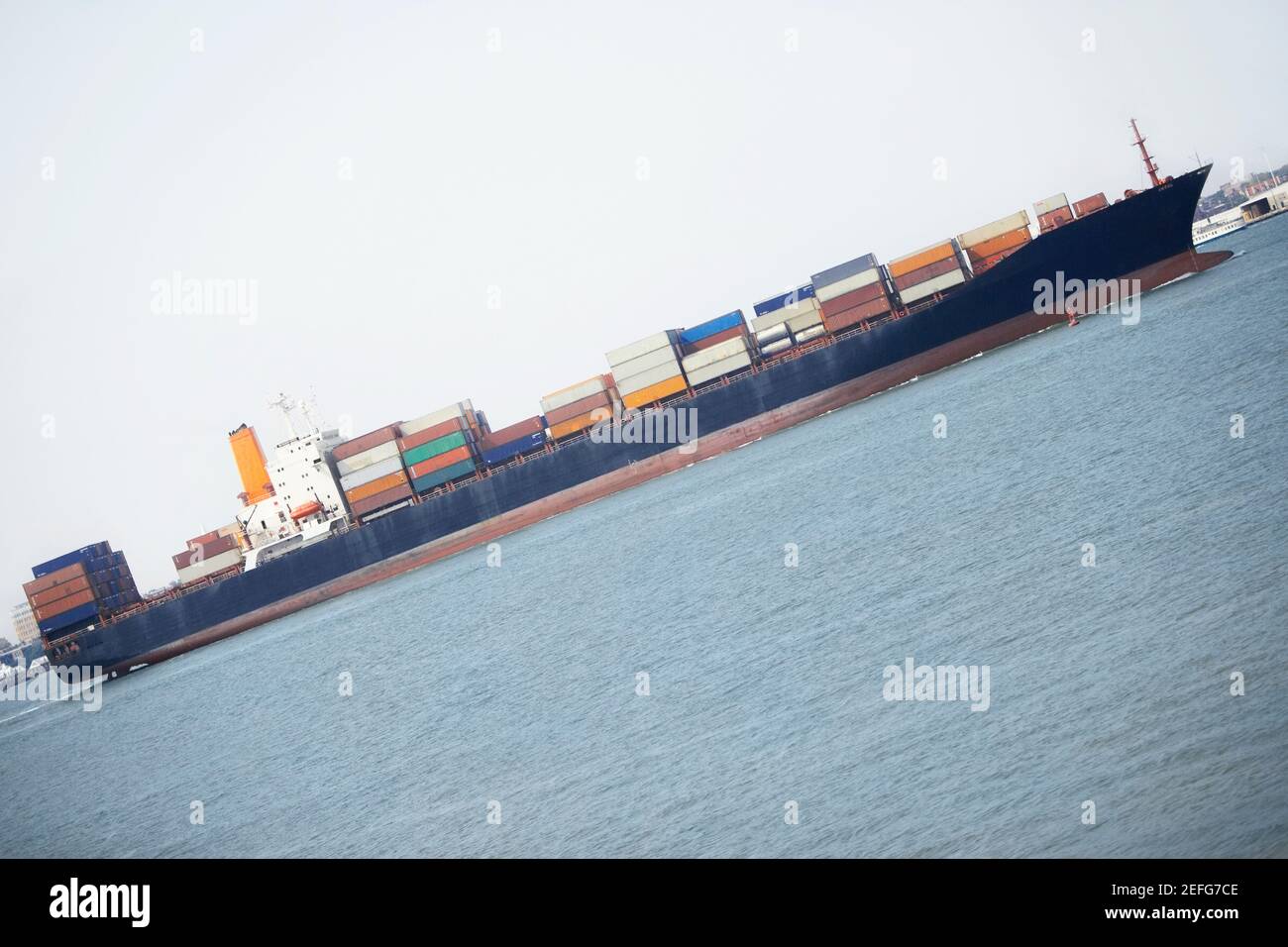 Bateau à conteneurs dans la rivière, PatriotÅnts point, Charleston Harbour, Charleston, Caroline du Sud, ÉTATS-UNIS Banque D'Images