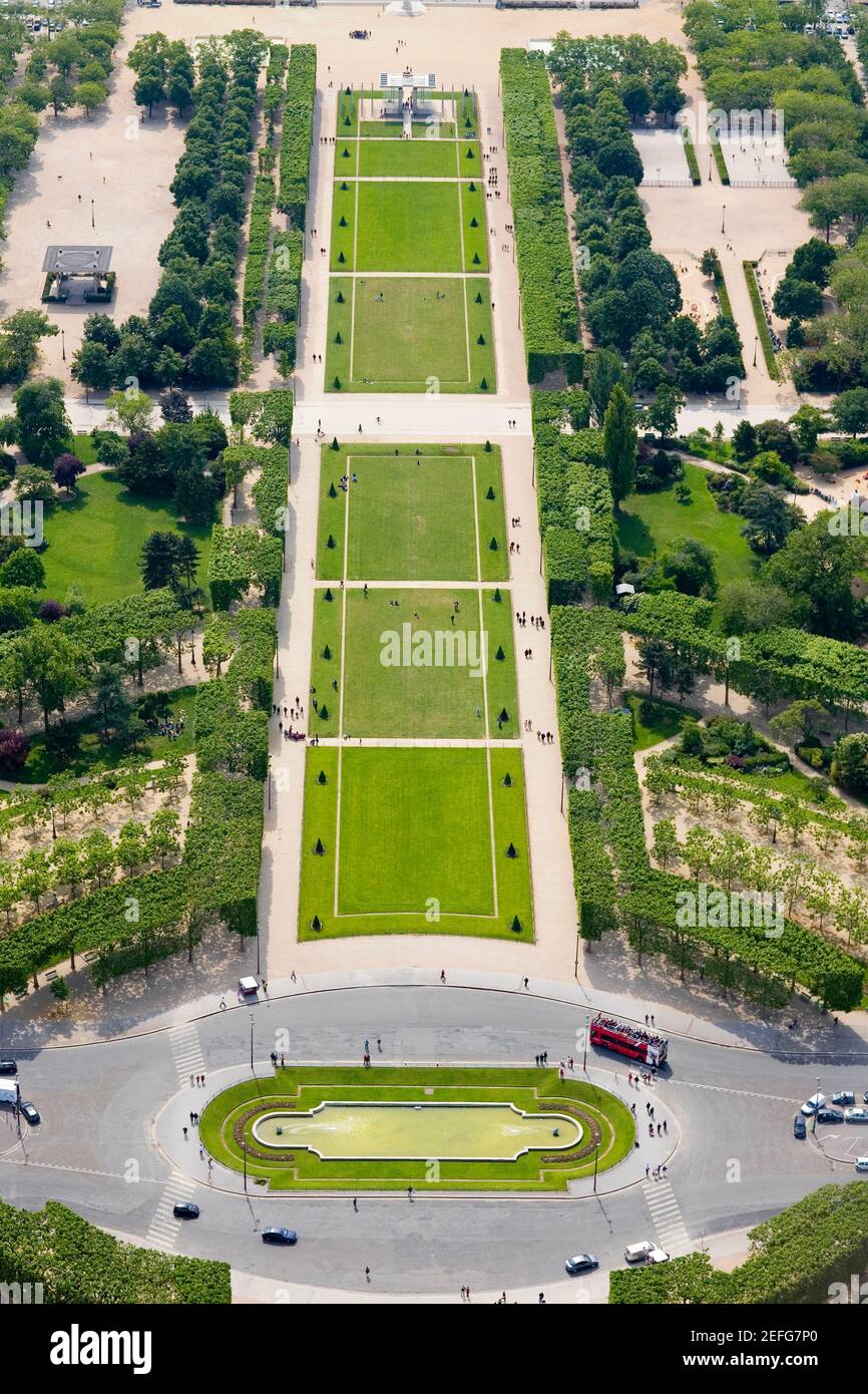 Vue aérienne d'un cercle de circulation, champ de Mars, Paris, France Banque D'Images