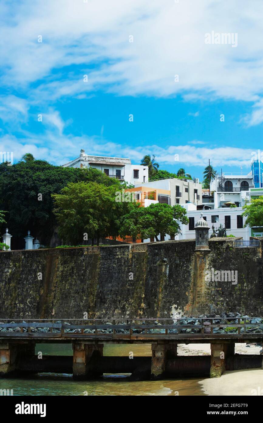 Bâtiments le long d'un château, Château del Morro, Old San Juan, San Juan, Puerto Rico Banque D'Images