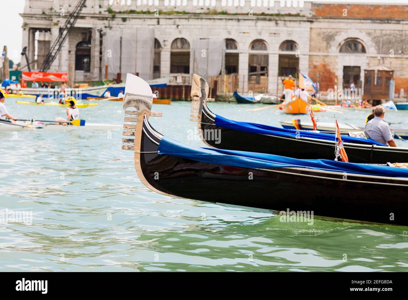 Gondoles dans un canal devant les bâtiments, Regatta Storica, Venise, Italie Banque D'Images