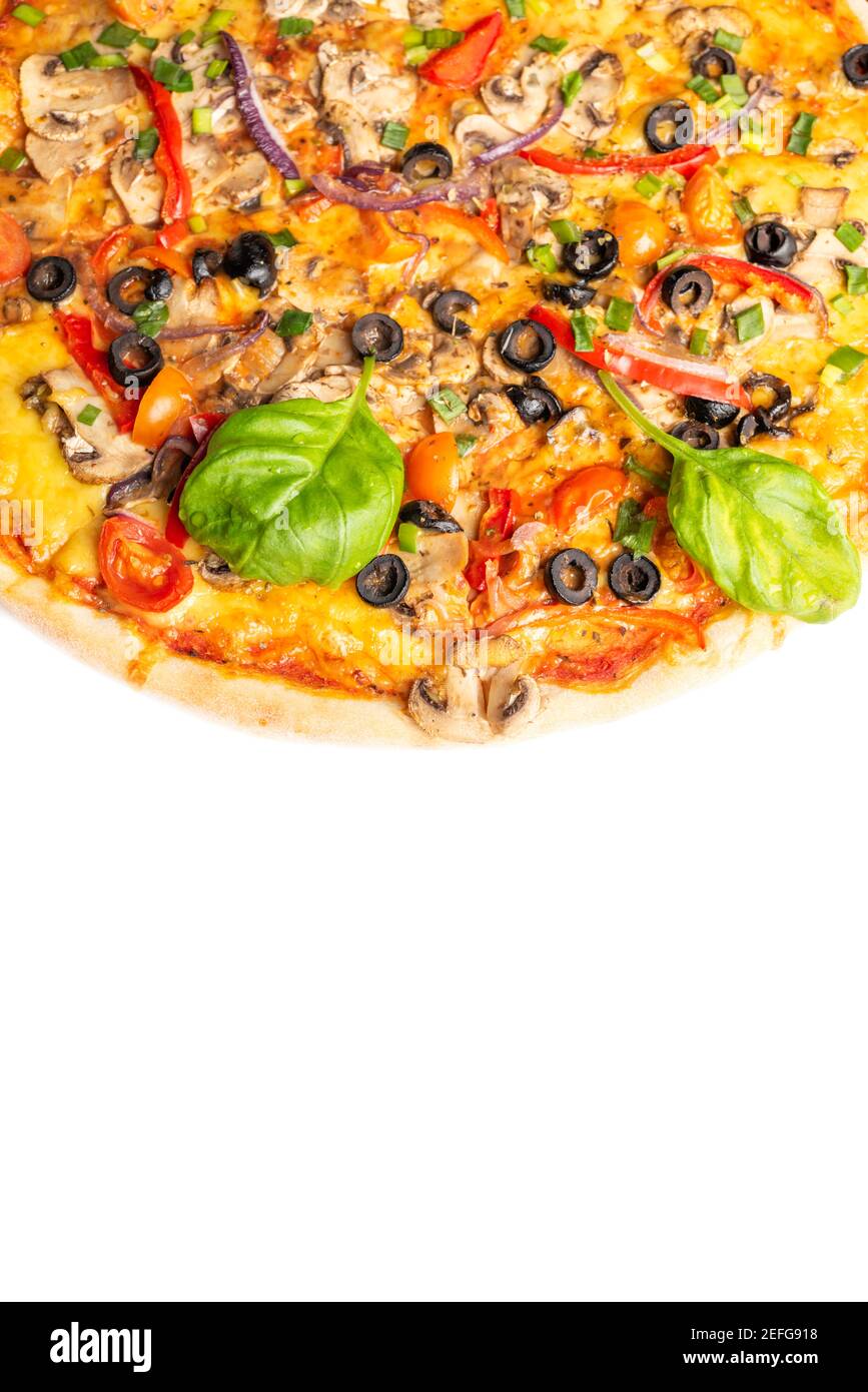 pizza savoureuse et chaude appétissante avec légumes, champignons, ananas, olives noires, oignons, poivre et fromage isolés sur blanc, végétarien santé junk fo Banque D'Images