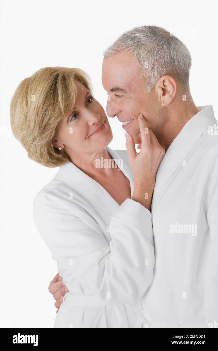 Profil latéral d'un homme âgé embrassant une femme mature et souriant Banque D'Images