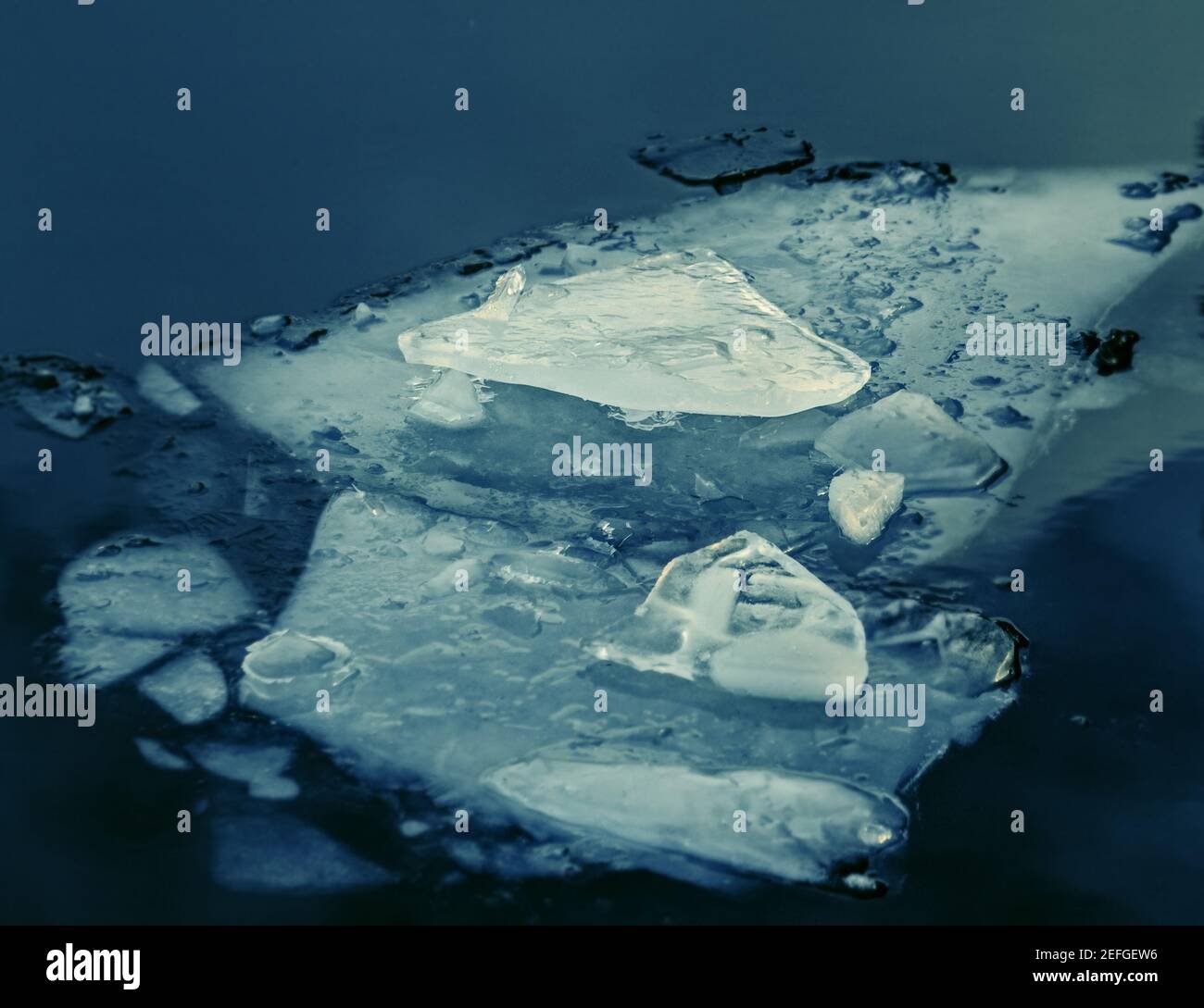 De grandes glaces majestueuses dans l'eau sombre en hiver nuageux jour Banque D'Images
