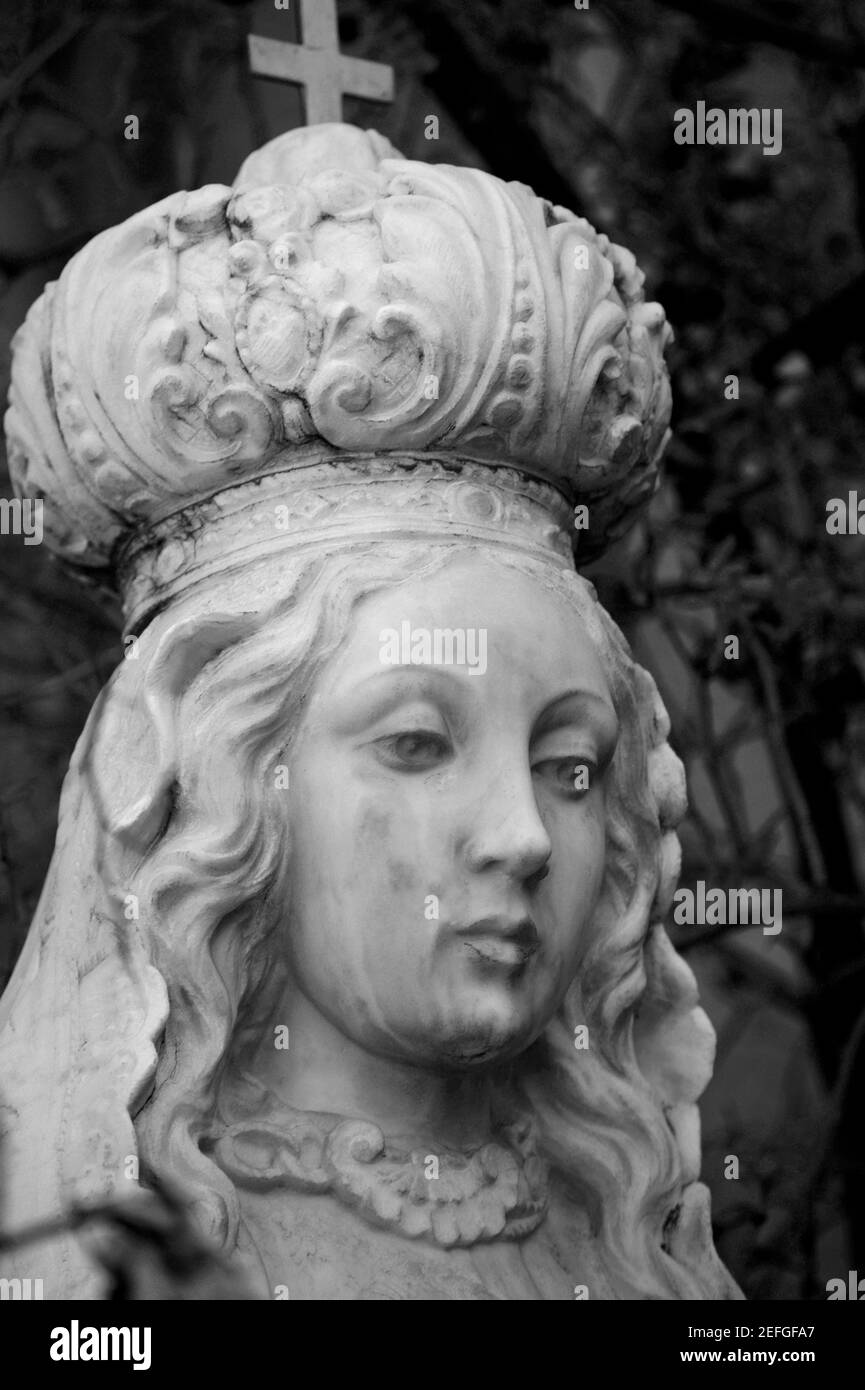 Une statue en marbre de la Conquistadora, ou la Vierge Marie, à la basilique Saint-François d'Assise à Santa Fe, Nouveau-Mexique. Banque D'Images