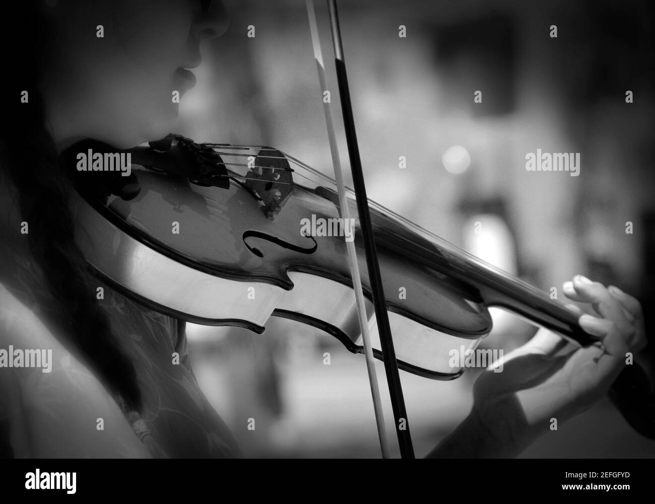 Une jeune femme joue un violon dans un parc de Santa Fe, au Nouveau-Mexique, aux États-Unis. Banque D'Images