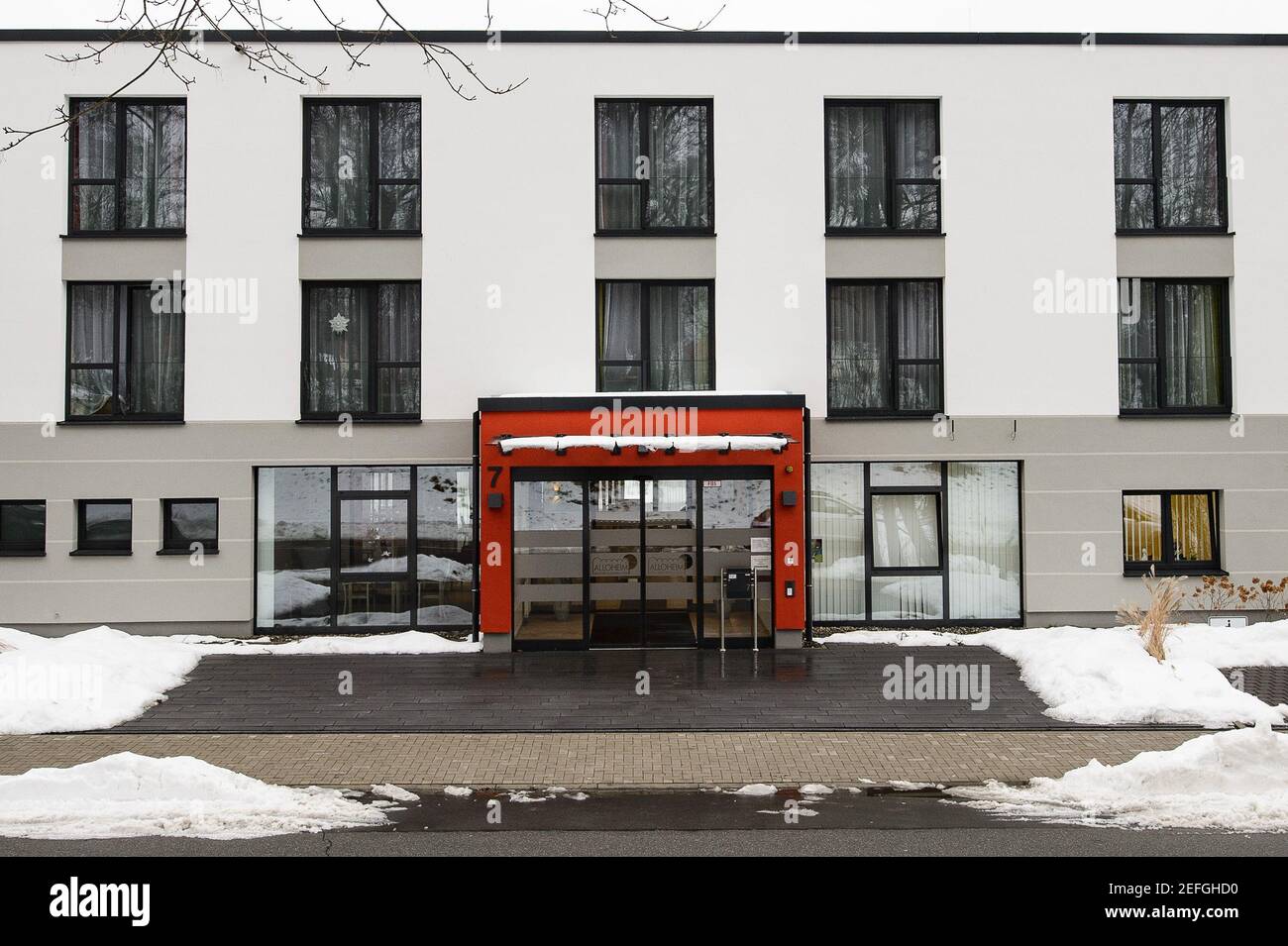 Herzberg, Allemagne. 17 février 2021. Vue sur l'entrée et le bâtiment principal de la résidence principale 'Alloheim'. Une femme atteinte de démence a gelé jusqu'à la mort aux portes de son foyer de soins à Herzberg am Harz le week-end. Credit: Swen Pförtner/dpa/Alay Live News Banque D'Images