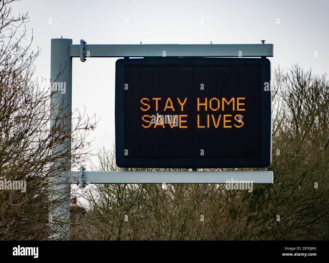 Restez à la maison panneau Save Lives sur la route à deux voies A590 près de Kendal, Cumbria, Royaume-Uni Banque D'Images