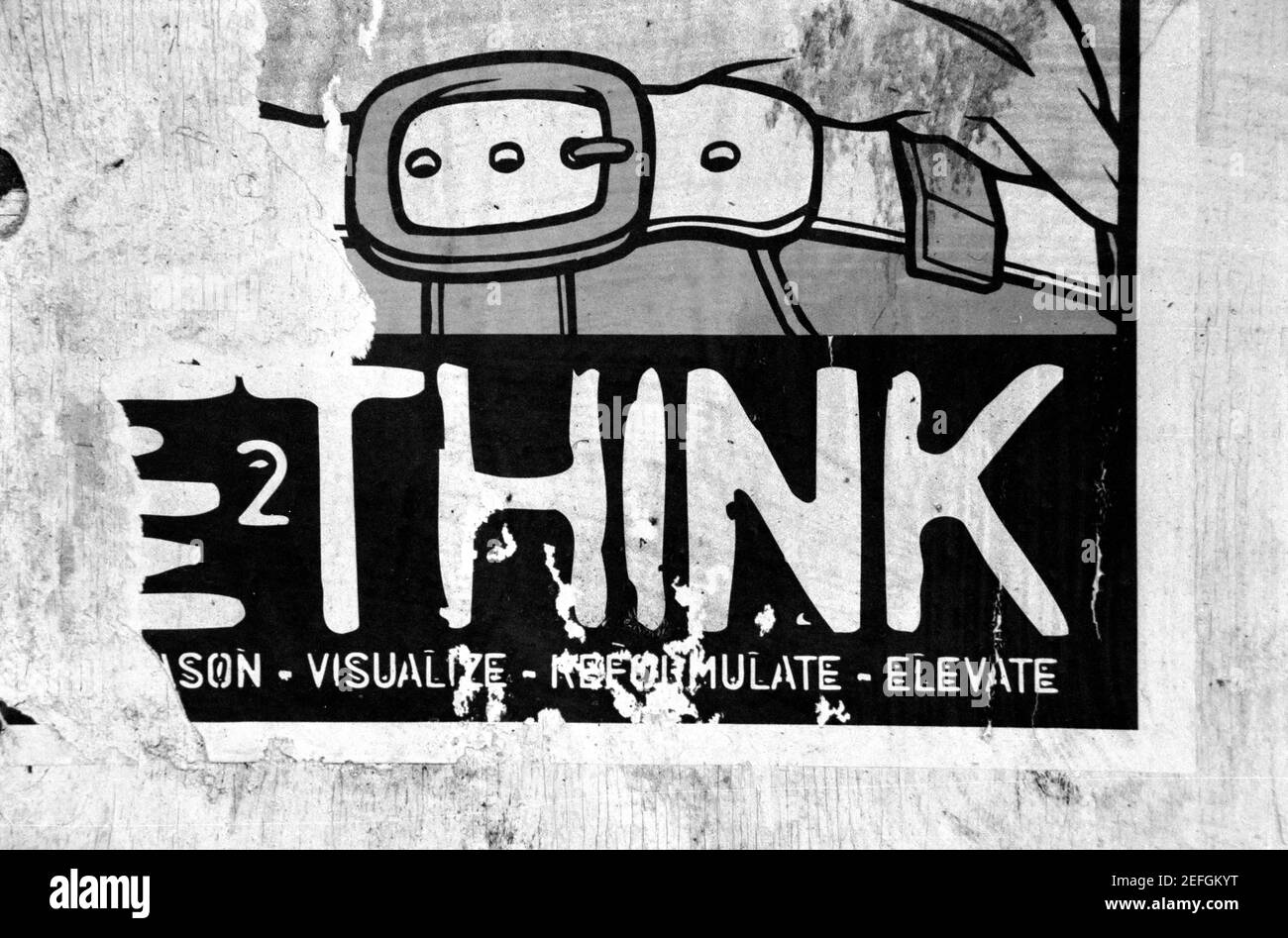 Un fragment d'affiche apposé sur un mur à Atlanta, en Géorgie, avec le mot « PENSER ». Banque D'Images