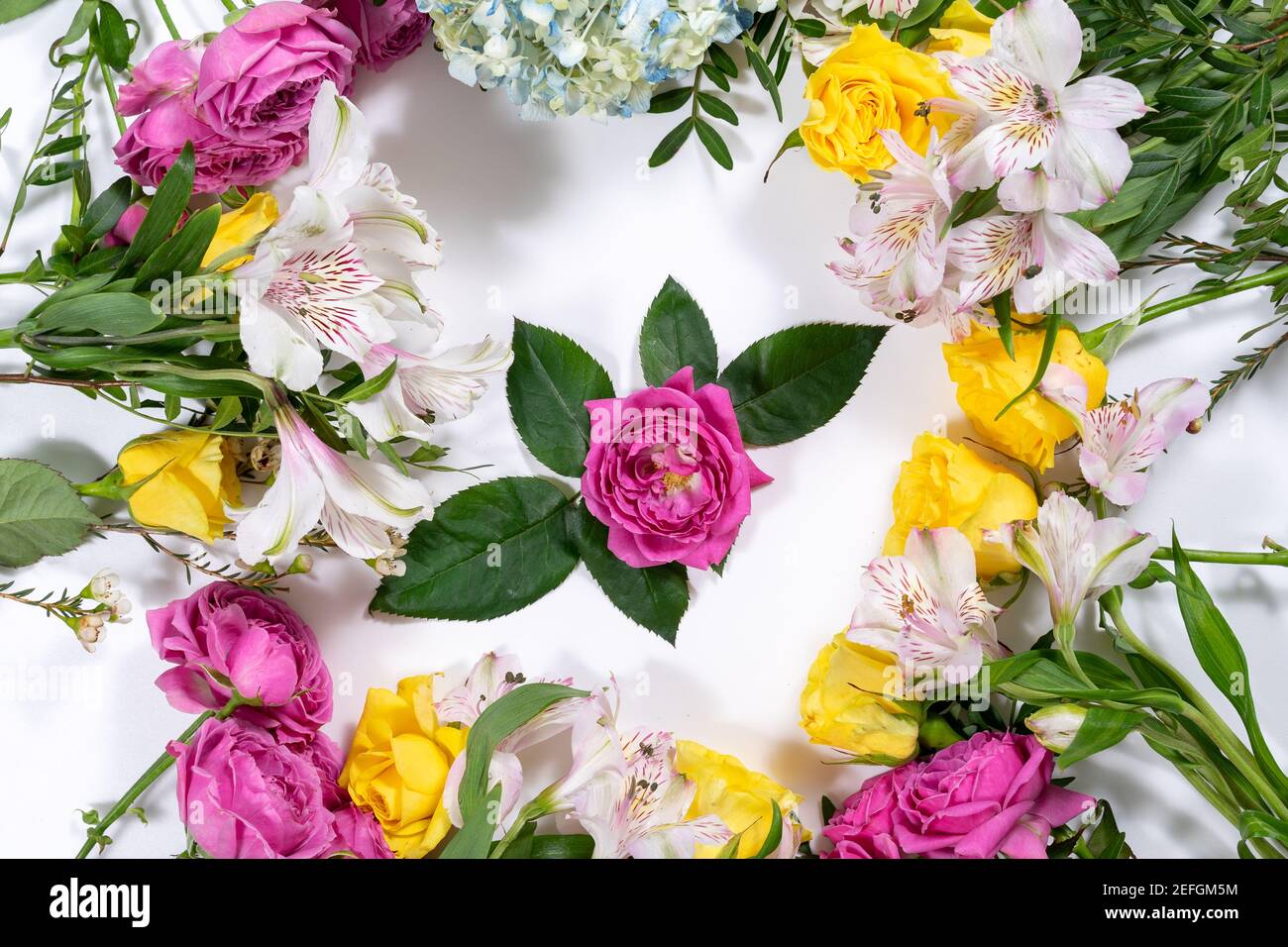 Arrangement de fleurs mixtes: Différentes fleurs dans différentes couleurs Banque D'Images