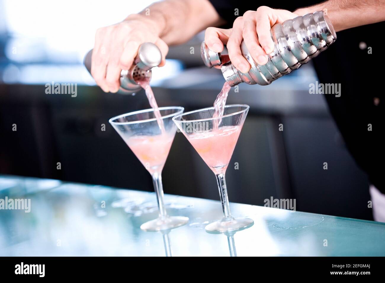 Gros plan d'une main de personnes préparant un cocktail Banque D'Images
