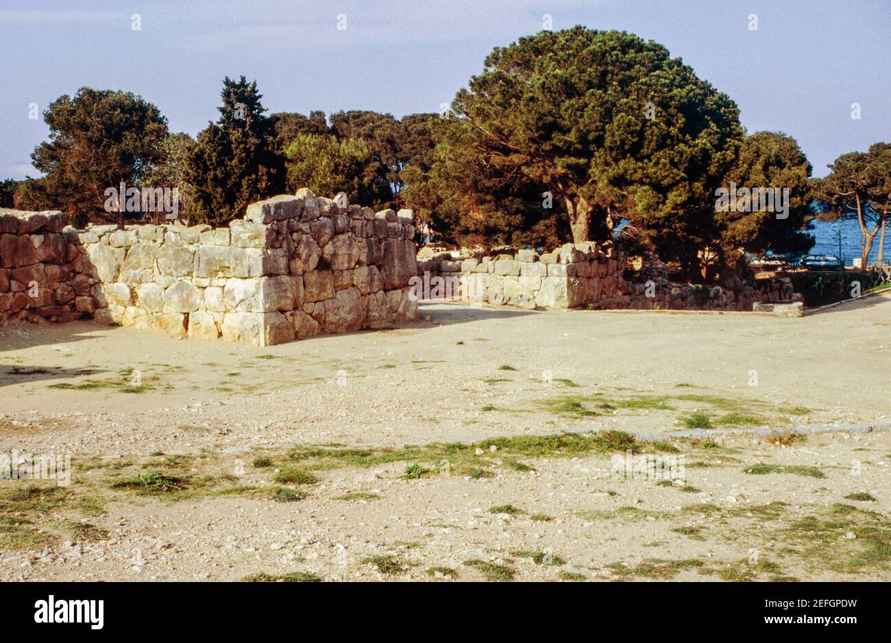 Porte d'entrée de la ville grecque à Ampurias, Empuries ou Emporion, ville grecque puis romaine de commerce sur la côte de la Catalogne, Espagne. Numérisation d'archivage à partir d'une lame. Septembre 1984. Banque D'Images