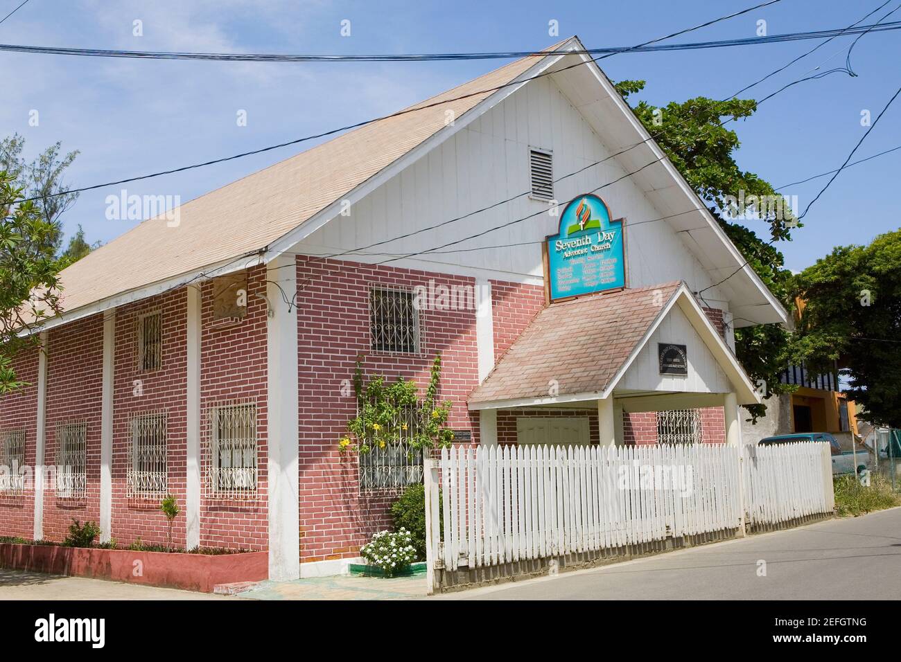 Église au bord de la route, Adventiste du septième jour, French Harbour, Roatan, Bay Islands, Honduras Banque D'Images