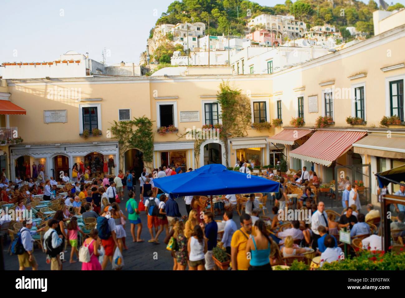 Touristes dans les cafés-terrasses, Capri, Campanie, Italie Banque D'Images