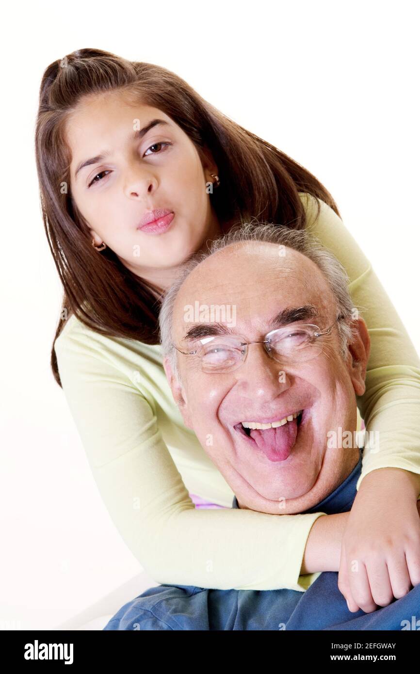 Portrait d'un granddaughter hugging son grand-père Banque D'Images