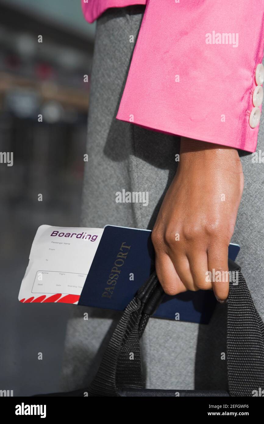 Vue de la section médiane d'une femme d'affaires avec un passeport et un billet d'avion Banque D'Images