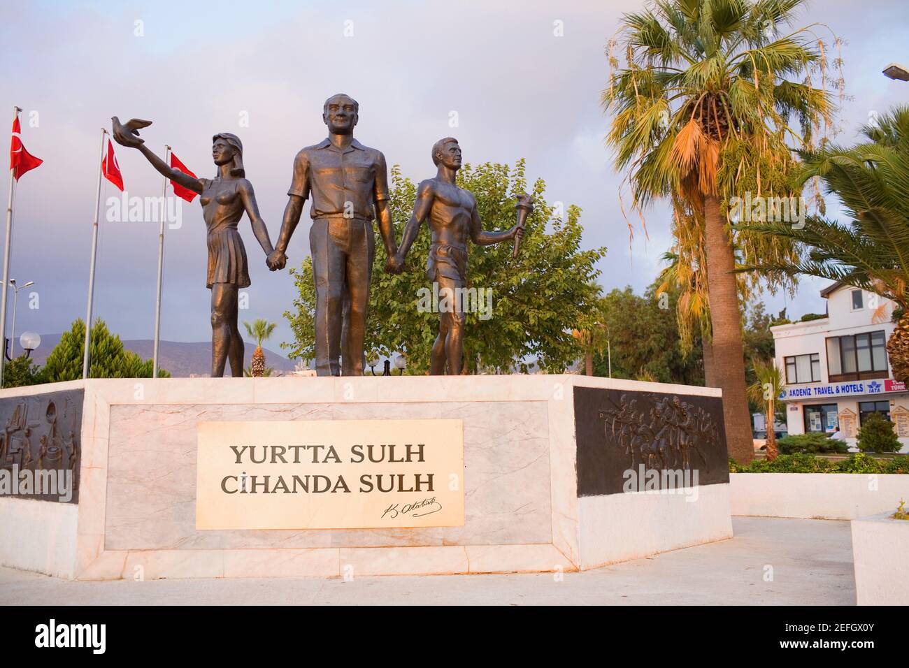 Vue à angle bas de trois statues sur un piédestal, Éphèse, Turquie Banque D'Images