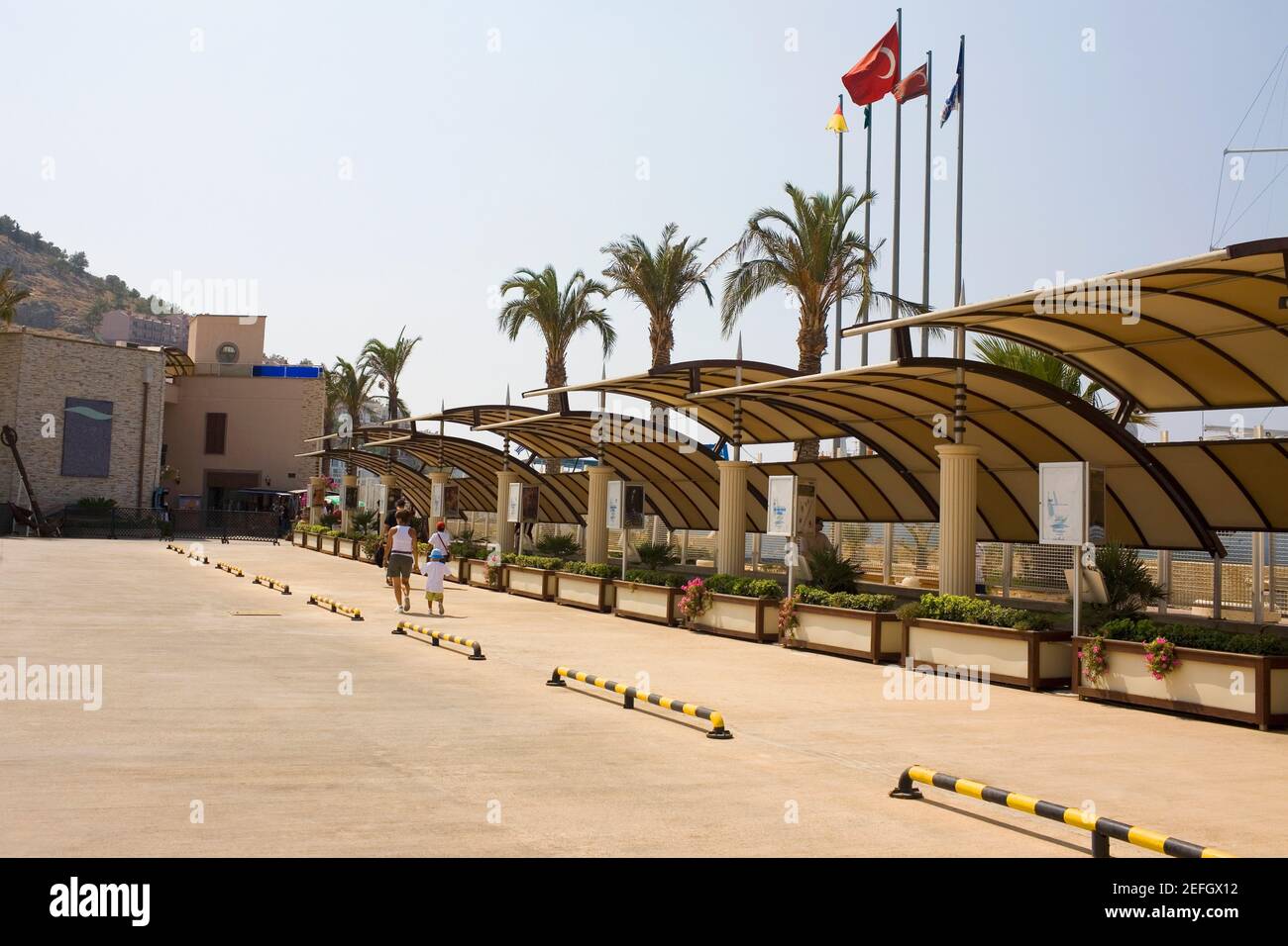 Vue arrière des touristes marchant devant un bâtiment, Ephèse, Turquie Banque D'Images