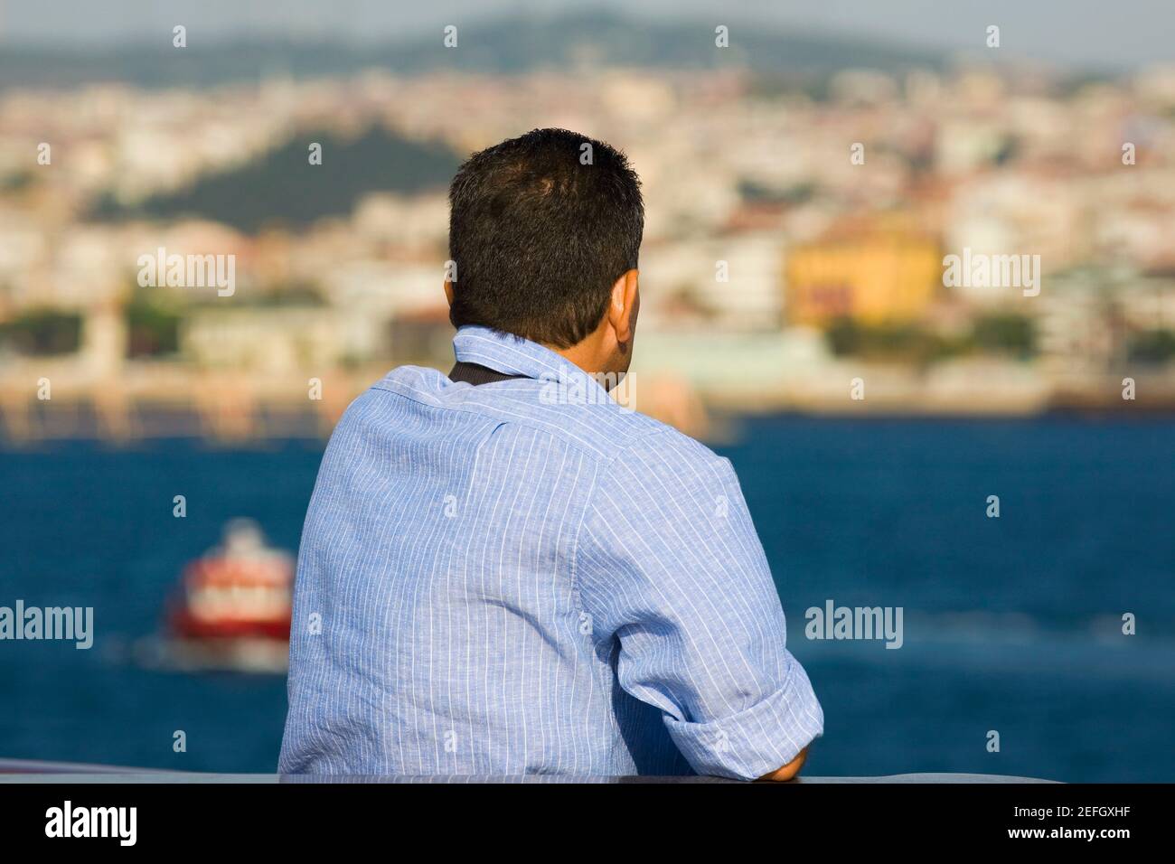 Vue arrière d'un homme mûr regardant une vue, Athènes, Grèce Banque D'Images