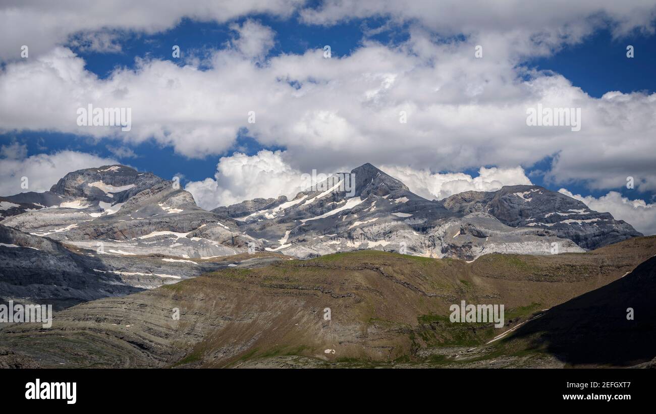 Faja de las Flores. Vue sur le pic de Monte Perdido et 'Las Tres Sororess' (trois pics jumeaux) (Ordesa et Monte Perdido NP, Aragon, Pyrénées, Espagne) Banque D'Images