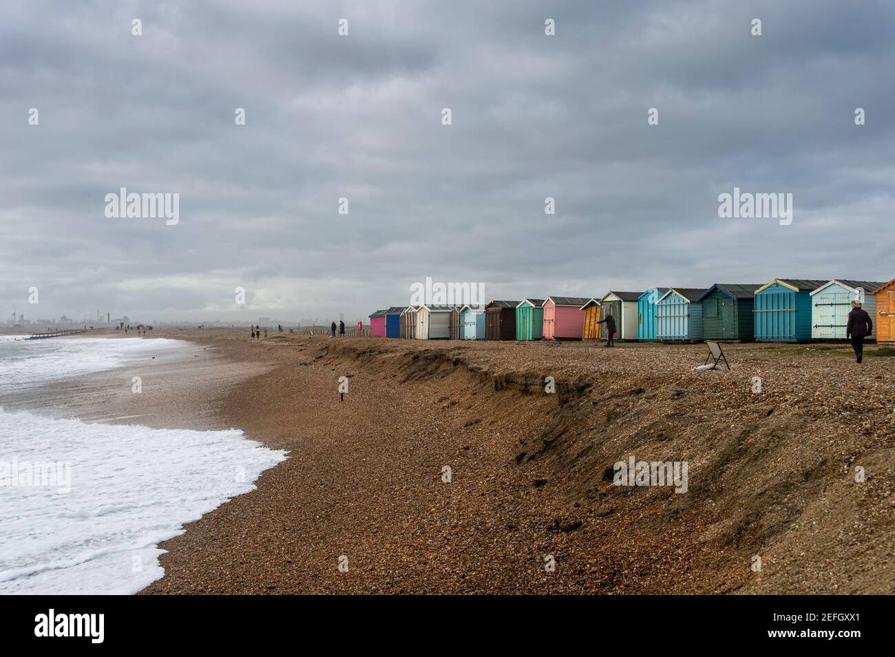 Hayling Island a fait des cabanes de plage en danger d'être lavées après de fortes marées et des tempêtes hivernales. Banque D'Images