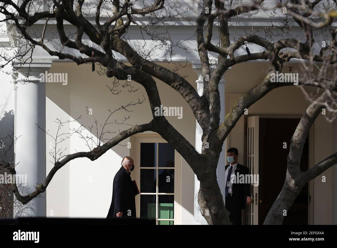 Bethesda, États-Unis. 17 février 2021. Le président Joe Biden arrive à la Maison Blanche après un voyage au campus de l'Université de Georgetown à Washington, D.C, le mercredi 17 février 2021. Le président Biden devrait recevoir ses cendres pour Ash mercredi du révérend Brian McDermott à l'Université de Georgetown, Wolfington Hall. (Photo d'Oliver Contreras/Sipa USA) Credit: SIPA USA/Alay Live News Banque D'Images